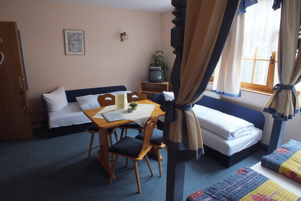 Gasthof & Pension "Schwarzer Adler" Masserberg Habitación foto